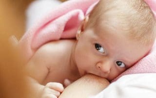 mother breastfeeding baby with foremilk and hindmilk