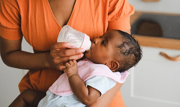 mother bottle feeding baby how to stop breastfeeding