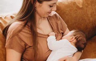 woman breastfeeding baby wondering how long should breastfeeding take